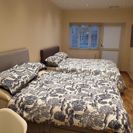 London Luxury Apartments 3 Bedroom Sleeps 8 With 3 Bathrooms 4 Mins Walk To Tube Free Parking Ilford Extérieur photo