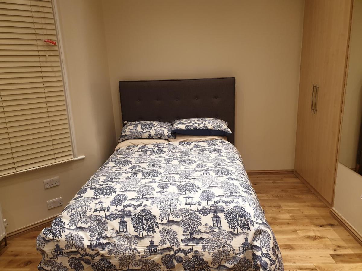 London Luxury Apartments 3 Bedroom Sleeps 8 With 3 Bathrooms 4 Mins Walk To Tube Free Parking Ilford Extérieur photo