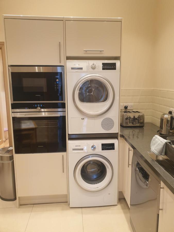 London Luxury Apartments 3 Bedroom Sleeps 8 With 3 Bathrooms 4 Mins Walk To Tube Free Parking Ilford Extérieur photo