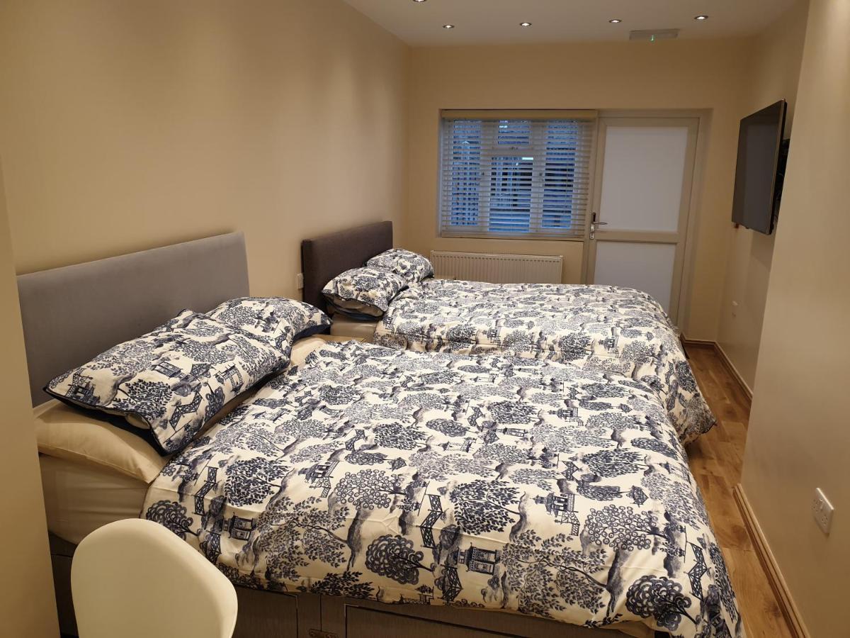 London Luxury Apartments 3 Bedroom Sleeps 8 With 3 Bathrooms 4 Mins Walk To Tube Free Parking Ilford Extérieur photo