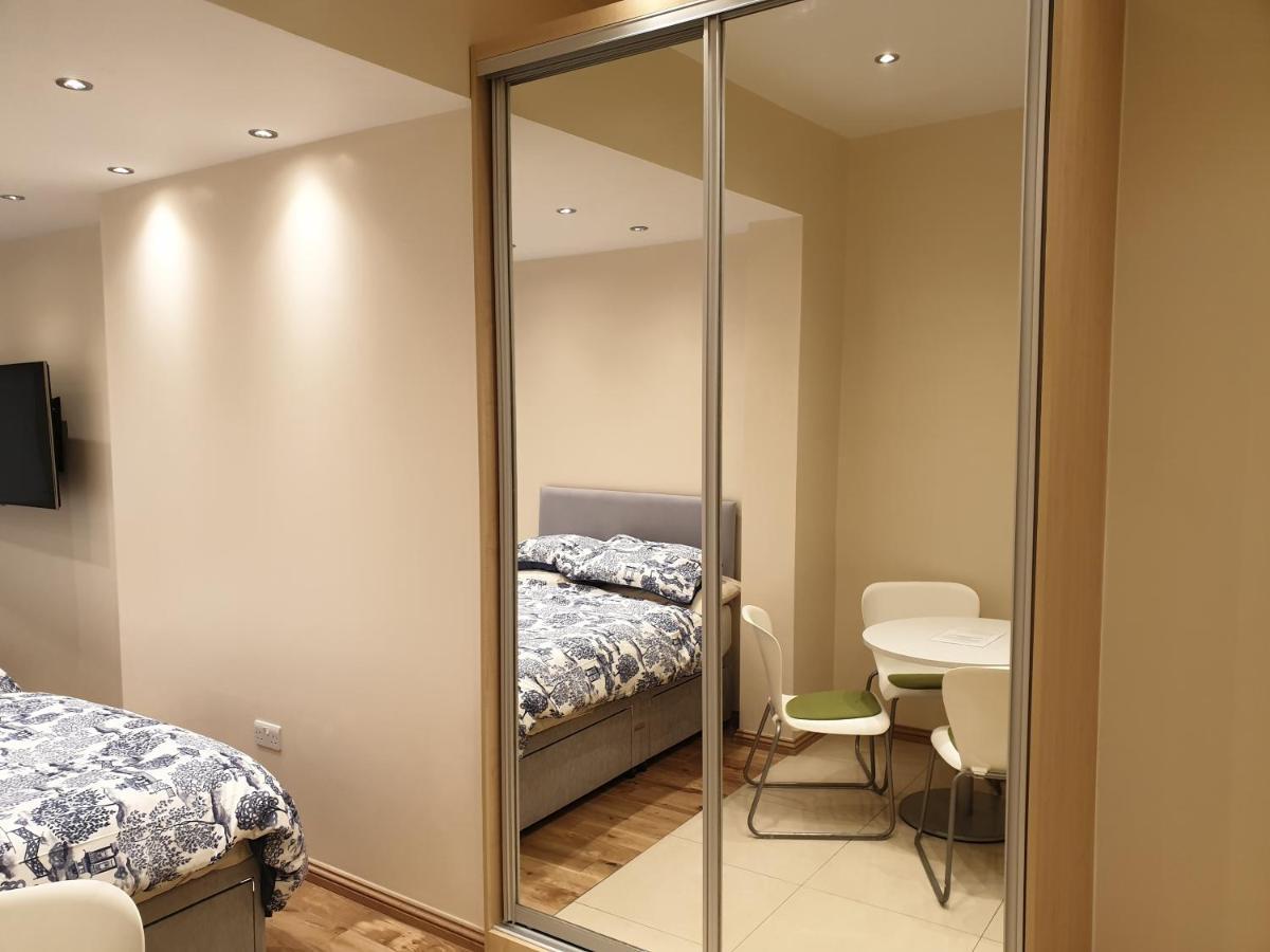 London Luxury Apartments 3 Bedroom Sleeps 8 With 3 Bathrooms 4 Mins Walk To Tube Free Parking Ilford Extérieur photo