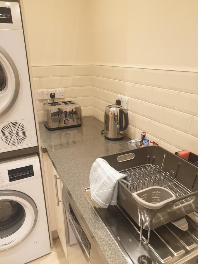 London Luxury Apartments 3 Bedroom Sleeps 8 With 3 Bathrooms 4 Mins Walk To Tube Free Parking Ilford Extérieur photo
