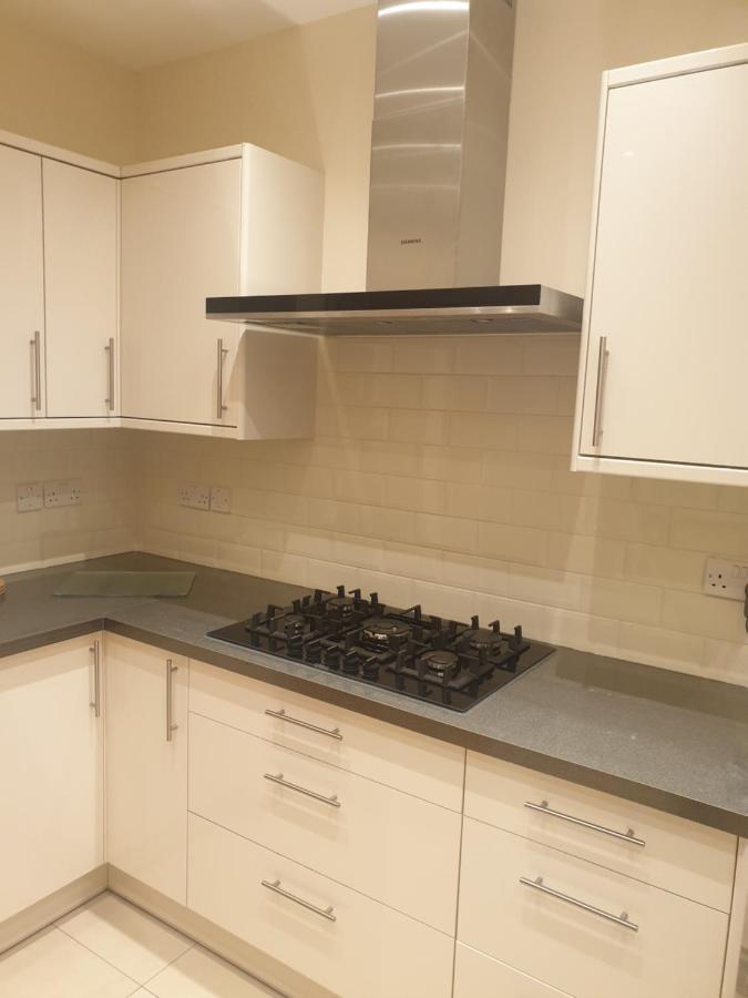 London Luxury Apartments 3 Bedroom Sleeps 8 With 3 Bathrooms 4 Mins Walk To Tube Free Parking Ilford Extérieur photo