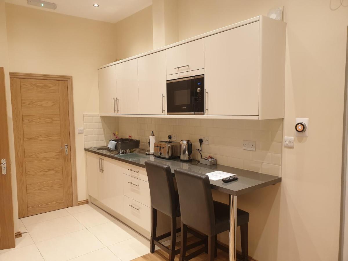 London Luxury Apartments 3 Bedroom Sleeps 8 With 3 Bathrooms 4 Mins Walk To Tube Free Parking Ilford Extérieur photo