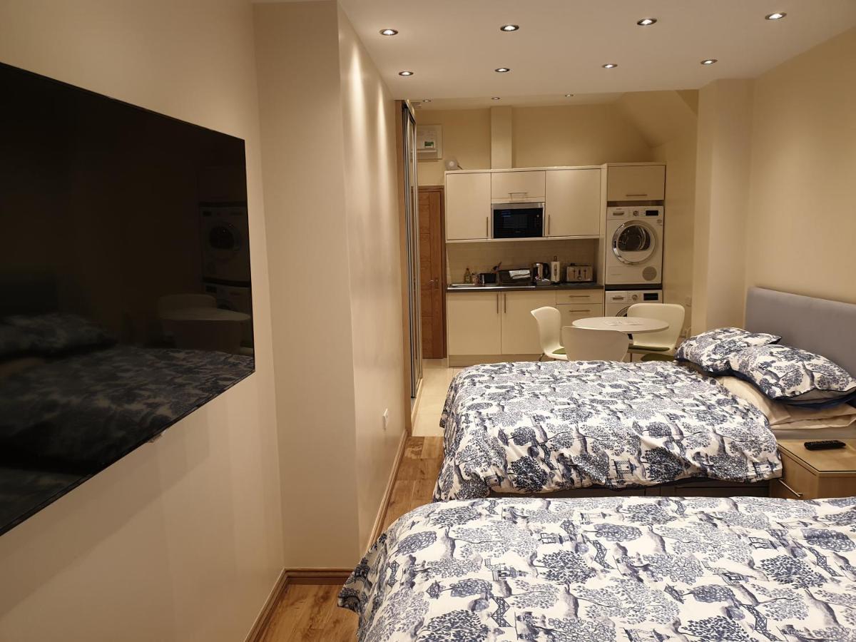 London Luxury Apartments 3 Bedroom Sleeps 8 With 3 Bathrooms 4 Mins Walk To Tube Free Parking Ilford Extérieur photo