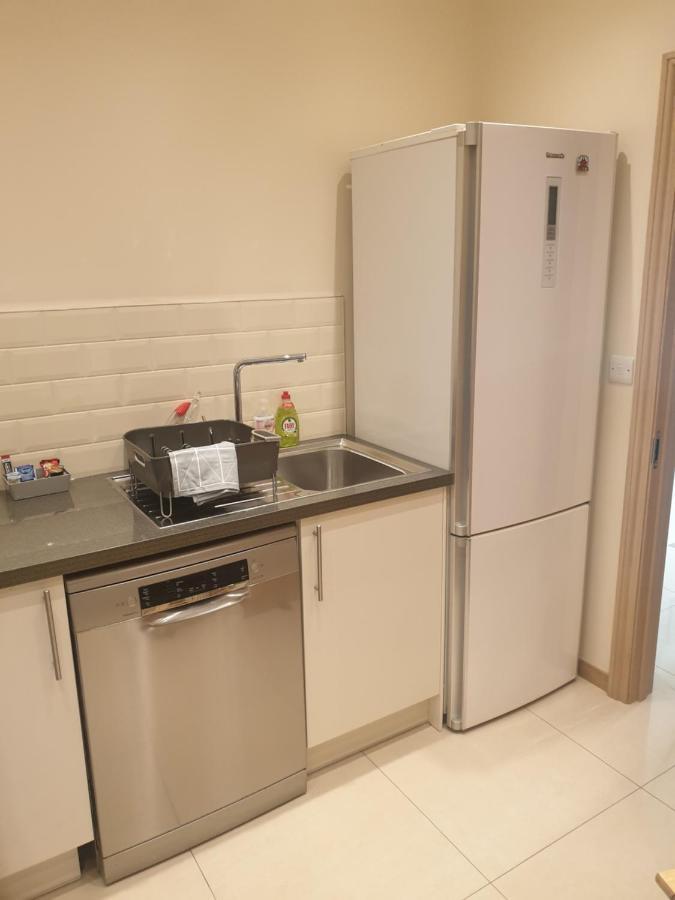 London Luxury Apartments 3 Bedroom Sleeps 8 With 3 Bathrooms 4 Mins Walk To Tube Free Parking Ilford Extérieur photo