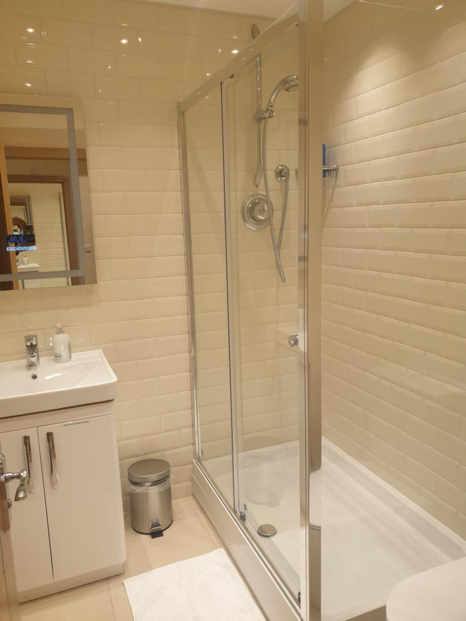 London Luxury Apartments 3 Bedroom Sleeps 8 With 3 Bathrooms 4 Mins Walk To Tube Free Parking Ilford Extérieur photo