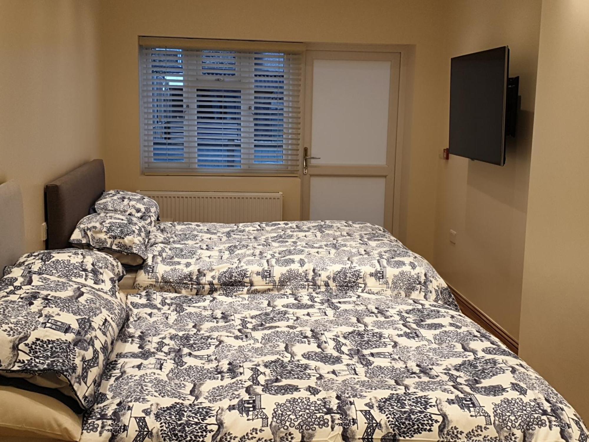 London Luxury Apartments 3 Bedroom Sleeps 8 With 3 Bathrooms 4 Mins Walk To Tube Free Parking Ilford Extérieur photo